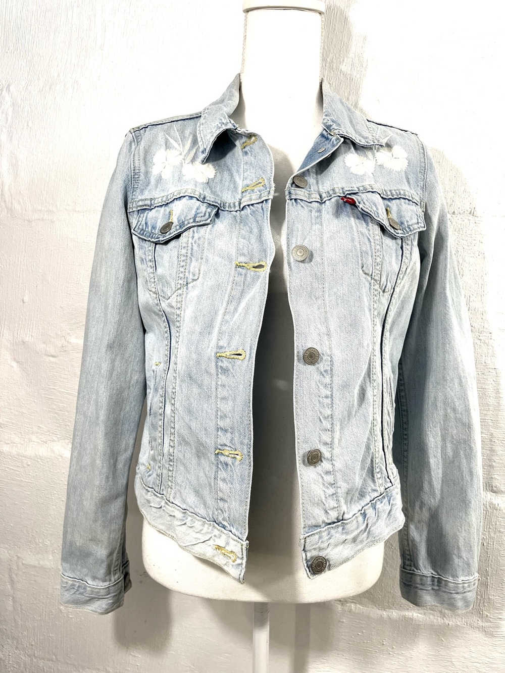 LEVI'S EMBROIDERED TRUCKER JEAN JACKET